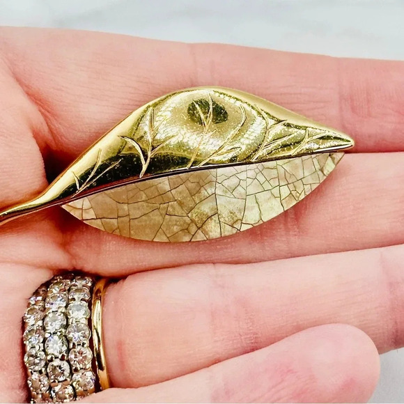 Vintage Liz Claiborne Leaf Brooch Pin Signed Pearlized Accent 2” Long Go… - Picture 5 of 9